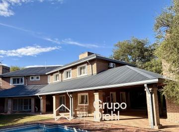 Casa · 380m² · 6 Ambientes · Casa 4 Dorm. en Alquiler en Lomas de La Carolina
