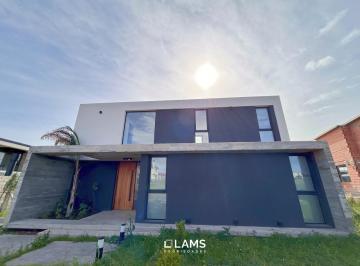 Casa · 290m² · 4 Ambientes · 4 Cocheras · Excelente Casa 3 Dorm. en Rumencó Joven