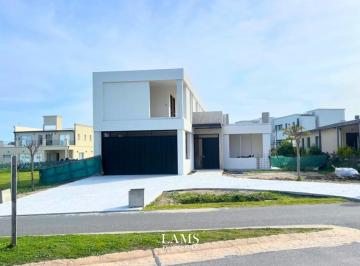Casa · 253m² · 5 Ambientes · 2 Cocheras · Venta - Casa en Rumenco Joven