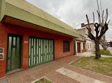 Casa · 150m² · 3 Ambientes · 1 Cochera · Casa con Parque, Quincho y Departamento Independiente en Gerli