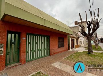 Casa · 150m² · 3 Ambientes · 1 Cochera · Casa con Parque, Quincho y Departamento Independiente en Gerli