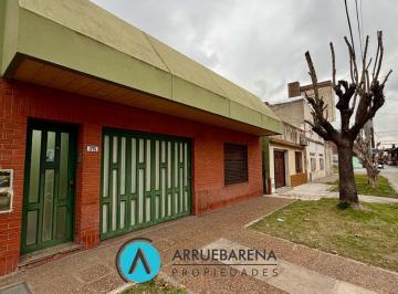 Casa · 150m² · 3 Ambientes · 1 Cochera · Casa con Parque, Quincho y Departamento Independiente en Gerli