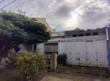 Casa · 169m² · 3 Ambientes · 2 Cocheras · Casa en Venta en Villa Tesei Sobre Lote Propio de 238 m² con Patio, Garage y Deposito