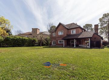 Casa · 210m² · 4 Ambientes · 2 Cocheras · Casa en Venta en Barrio Cerrado Campos de Alvarez