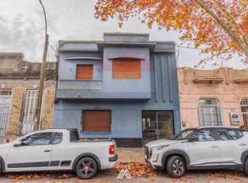 Casa · 195m² · 5 Ambientes · 2 Cocheras · Venta Casa Tres Cruces 3 Dorm. Garaje Jardín