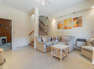 Casa · 238m² · 7 Ambientes · 2 Cocheras · Casa de 7 Ambientes con Pileta, Quincho y Excelente Distribución en Lomas del Mirador.