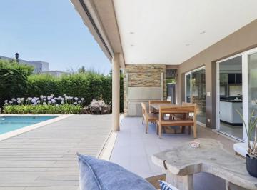 Casa · 193m² · 7 Ambientes · 2 Cocheras · Casa en Ayres Plaza