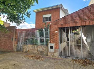 Casa · 119m² · 5 Ambientes · 1 Cochera · Casa en Venta en Tolosa con Patio y Cochera