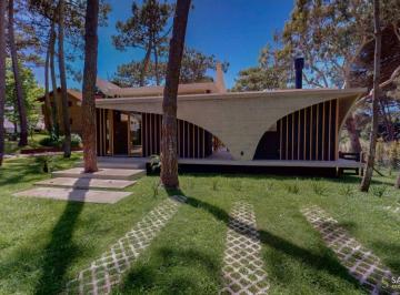 Casa de 5 ambientes, Cariló · Casa 5 Ambientes en Venta con Piscina Sobre Av Principal - Cariló