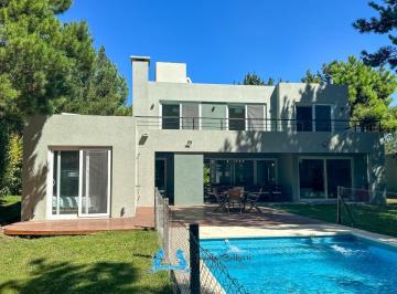 Casa de 6 ambientes, Costa Esmeralda · Casa en Venta con 350 m² y 5 Dorm. Costa Esmeralda Pileta Garaje