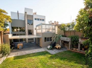 Casa · 484m² · 5 Dormitorios · 3 Cocheras · Chalet 6 Ambientes. Jardin. Piscina. Garage 3 Autos. Zona Guemes