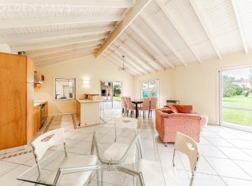 Casa · 154m² · 4 Ambientes · 4 Cocheras · Casa 5 Amb 3 Baños, Quincho, Pileta, Parrilla y Múltiples Cocheras