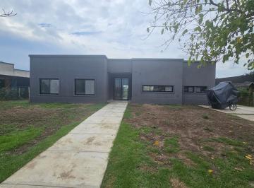 Casa · 160m² · 4 Ambientes · 4 Cocheras · Casa a La Venta en Norte El Cantón