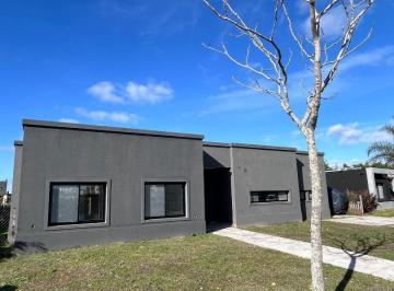 Casa · 160m² · 4 Ambientes · 4 Cocheras · Casa a La Venta en Norte El Cantón