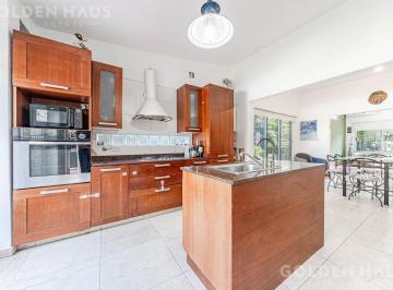 Casa · 206m² · 6 Ambientes · 2 Cocheras · Casa 6 Amb con 4 Baños, Quincho, Jardín, Pileta, Parrilla, 2 Balcones, Terraza y Cocheras