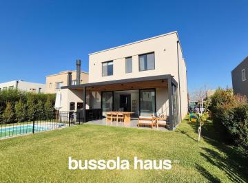 Casa · 223m² · 6 Ambientes · 4 Cocheras · Casa en Venta de 6 Ambientes con Pileta en Araucarias, Puertos Escobar