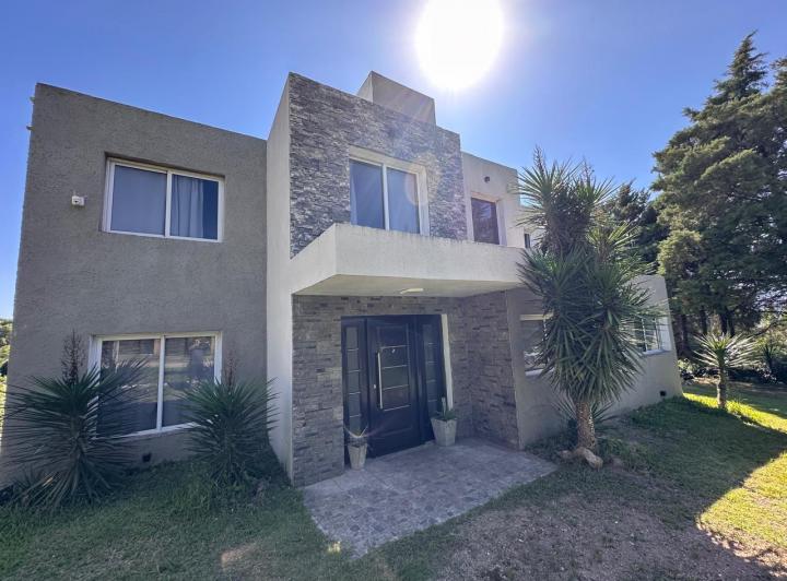 Casa · 300m² · 3 Dormitorios · 2 Cocheras