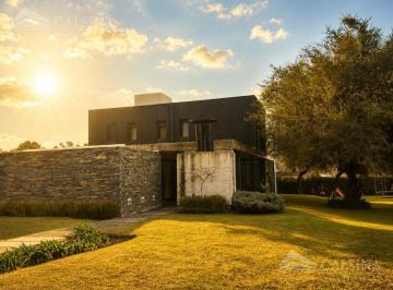 Casa · 250m² · 6 Ambientes · 4 Cocheras · Casa en Alquiler en Country Altos del Golf, Villa Allende