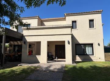 Casa · 345m² · 5 Ambientes · 3 Cocheras · Casa en Venta en Ayres Plaza con Vista a Plazoleta