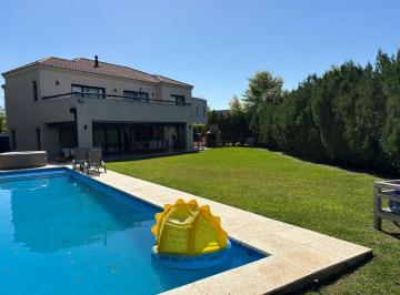 Casa · 345m² · 5 Ambientes · 3 Cocheras · Casa en Venta en Ayres Plaza con Vista a Plazoleta