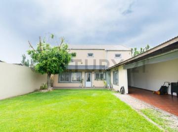 Casa · 280m² · 5 Ambientes · 3 Cocheras · Venta Casa 5 Ambientes con Gran Jardin y Parrilla en Ituzaingó