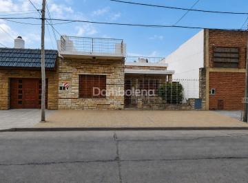 Casa · 164m² · 4 Ambientes · Casa en Alquiler, Morón, Morón