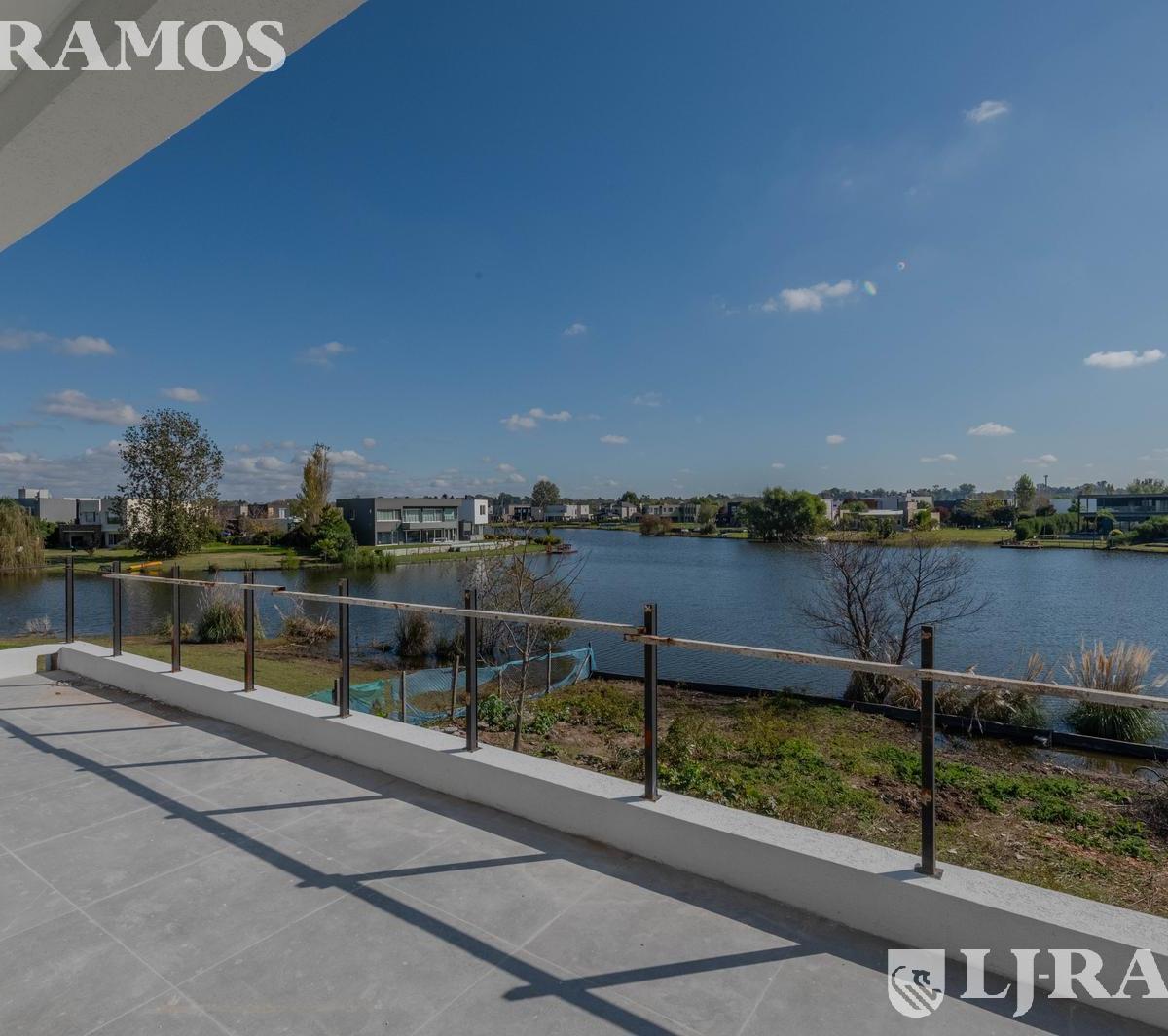 Av de los Lagos Barrio Golf PG Casa a la Laguna