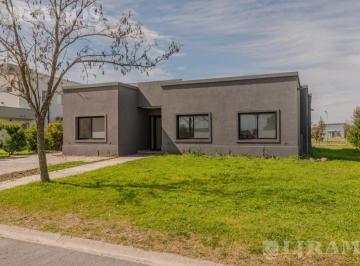 Casa · 160m² · 5 Ambientes · 2 Cocheras · Casa en Una Planta a Espejo de Agua Canton Islas Pg