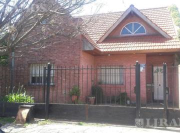 Casa · 254m² · 4 Ambientes · 1 Cochera · Casa en Pilar Centro