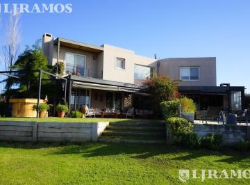Casa · 239m² · 6 Ambientes · 1 Cochera · Espectacular Casa a La Laguna con 4 Dorm. en Canton Islas Pg