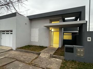 Casa · 160m² · 6 Ambientes · 1 Cochera · Casa Moderna en Venta en San Jeronimo Norte