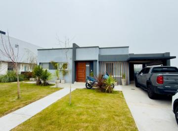 Casa · 837m² · 3 Ambientes · 1 Cochera · Casa con Piscina en Venta