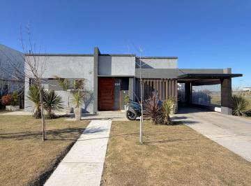 Casa · 837m² · 3 Ambientes · 1 Cochera · Casa con Piscina en Venta
