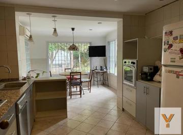 Casa · 150m² · 5 Ambientes · 3 Cocheras · Casa en Venta - 3 Dorm. 3 Baños - Quincho Parrilla - 600 m² - San Miguel