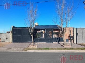 Casa · 150m² · 6 Ambientes · 4 Cocheras · Casa con Quincho en B° Gastronomico - Nqn