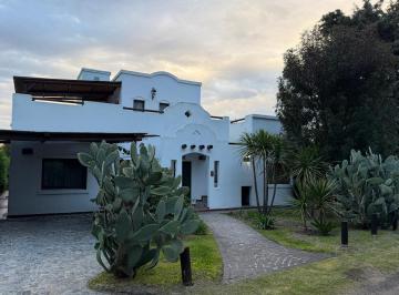 Casa · 164m² · 5 Ambientes · 6 Cocheras · Casa en Alquiler