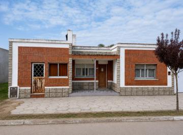 Casa · 137m² · 3 Ambientes · 1 Cochera · Casa en Pedro Luro 573