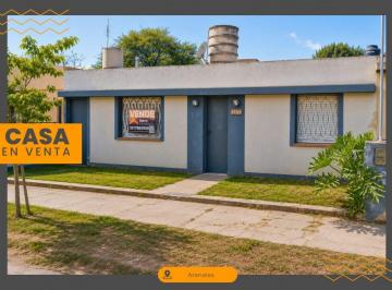 Casa · 64m² · 4 Ambientes · Casa en Venta en Barrio Arenales - Gran Terreno y Potencial de Ampliacion