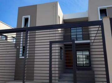 Casa · 210m² · 5 Ambientes · 1 Cochera · Duplex en Pozo - Grand Bourg