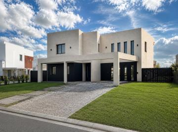 Casa · 240m² · 6 Ambientes · 3 Cocheras · Venta | Santa Ana | Villanueva | Casa Moderna a Estrenar Al Lago