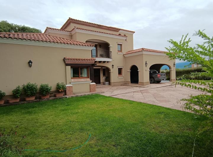Casa · 555m² · 10 Ambientes · 2 Cocheras