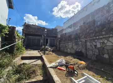 Casa · 218m² · 3 Ambientes · 2 Cocheras · Valor Negociable! Casa en Venta 3 Ambientes Galpón en Lugano