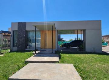 Casa · 89m² · 2 Dormitorios · 2 Cocheras · Greenwood Inmobiliaria Alquila Casa Amoblada - Barrio Privado Portillo de Terrada