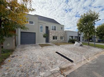 Casa · 320m² · 7 Ambientes · 1 Cochera · Espectacular Casa en Venta Hudson Chico!