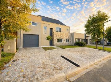 Casa · 320m² · 7 Ambientes · 1 Cochera · Espectacular Casa en Venta Hudson Chico!