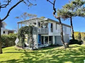 Casa · 290m² · 6 Ambientes · Moderna Casa con Vista Al Mar Ubicada en Carilo en Alquiler, Temporada 2027.