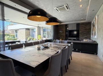 Casa · 327m² · 4 Dormitorios · 3 Cocheras · Casa en Lujan de Cuyo