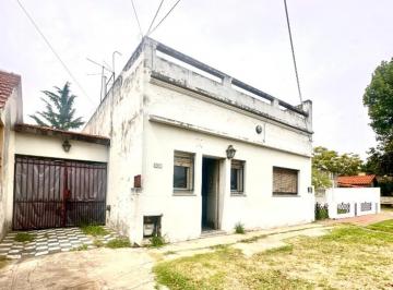 Casa · 112m² · 4 Ambientes · 3 Cocheras · Casa a Reciclar en Amplio Lote 10x40 - Esmeralda 1261