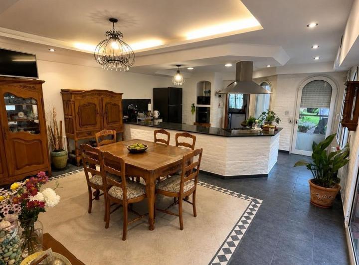 Casa · 208m² · 5 Ambientes · 3 Cocheras
