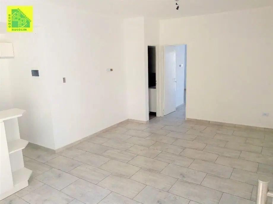 Palacios, Alfredo L 600